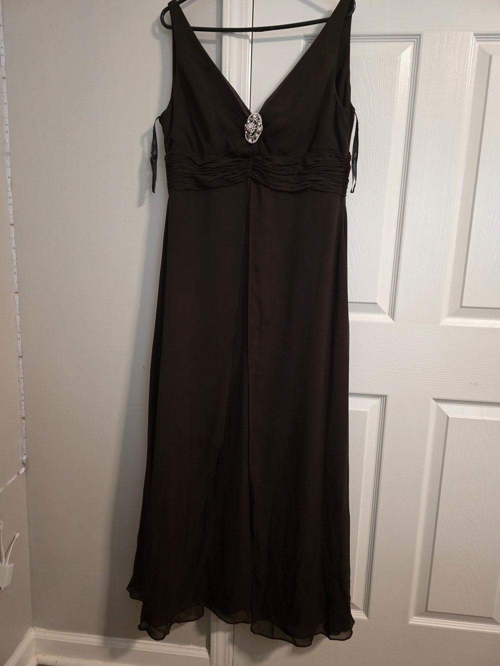 Elegant Black V-Neck Evening Dress with Rhinestone Detail